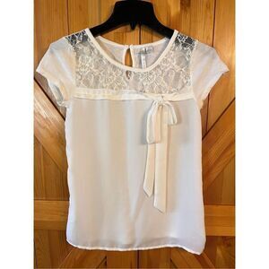 LC Lauren Conrad, short sleeve off-white blouse size XS (2823)￼